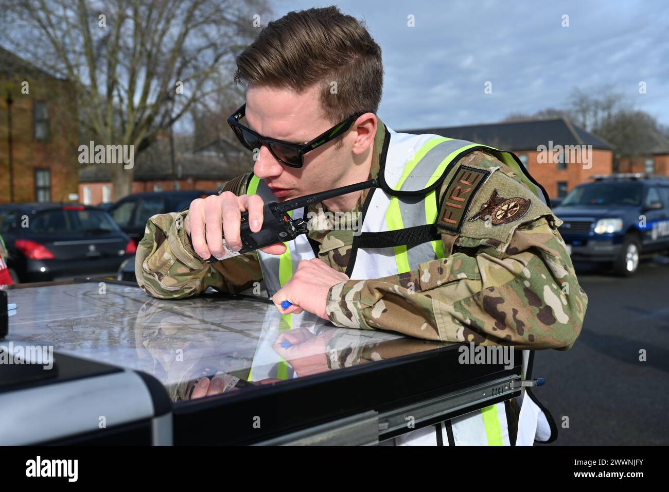 U.S. Air Force Tech. Sgt. John Waddell, stellvertretender Einsatzleiter der 100. Civil Engineer Squadron Fire Department, überträgt die Standorte der Eingangspunkte an Ersthelfer während einer aktiven Schützenübung in Mildenhall der Royal Air Force, England, 15. Februar 2024. In seiner Rolle als Vorfallskommandeur gab Waddell sichere Routen an und riet, welche Straßen in der Umgebung blockiert werden sollten. Flieger von Geschwadern um die Basis herum meldeten sich freiwillig, als Opfer zu spielen und der aktive Schütze, um der Übung ein realistischeres Gefühl zu geben und sie für die ersten Helfer visueller zu machen. Die Übung war desi Stockfoto