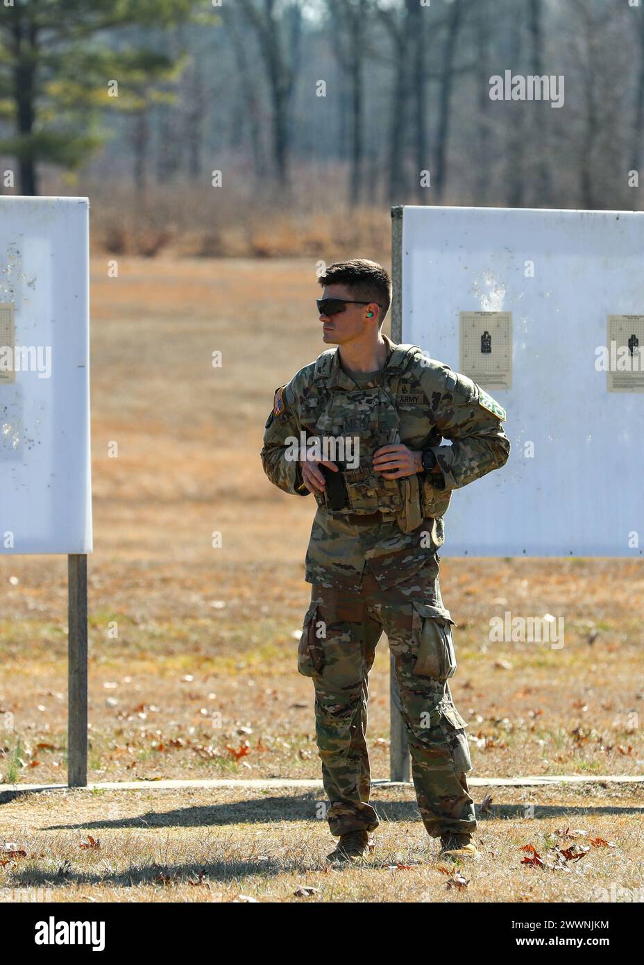 Sgt. Shannon Phann vom 30. Truppenkommando wartet darauf, dass andere ihre Gruppierungen im Nullbereich beim Tennessee State Best Warrior Competition in Tullahoma am 23. Februar 2024 identifizieren. Alle Konkurrenten setzten ihre M-4-Waffen auf Null, bevor sie mit einer Reihe von Kampfstationen fortfuhren. Armee-Nationalgarde Stockfoto