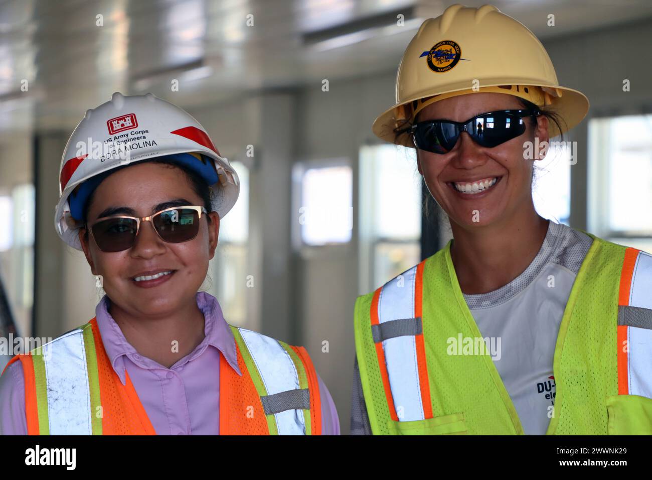 Dora Molina (links), eine Projektingenieurin des U.S. Army Corps of Engineers, Bezirk Galveston, und ein USACE-Auftragnehmer führen am 13. Februar 2024 einen Standortbesuch auf dem temporären Schulgelände in Lahaina, Hawai’i durch. USACE baut die Schule als vorübergehenden Ersatz für die King Kamehameha III Elementary School, die durch die Waldbrände am 8. August 2023 beschädigt wurde. (USACE Stockfoto