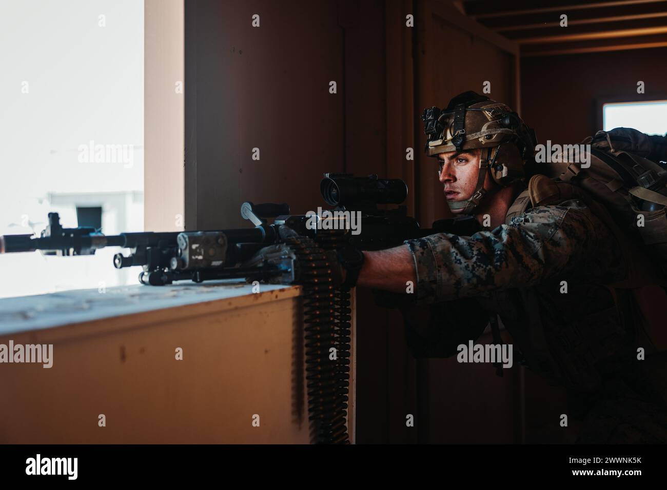 Alexander Lavare, ein aus Tampa, Florida stammender Infanterie Marine mit 2. Bataillon, 6. Marineregiment, 2. Marinedivision, bietet Sicherheit während einer Marine Air-Ground Task Force Warfight Übung im Rahmen der Service Level Training Übung 2-24 auf dem Range 220, Marine Corps Air-Ground Combat Center, Twentynine Palms, Kalifornien, 21. Februar 2024. MWX ist der Höhepunkt für SLTE 2-24, der die betrieblichen Fähigkeiten und die Letalität von Servicemitarbeitern in den USA und verwandten Servicemitarbeitern als MAGTF verbessert. Marine Corps Stockfoto