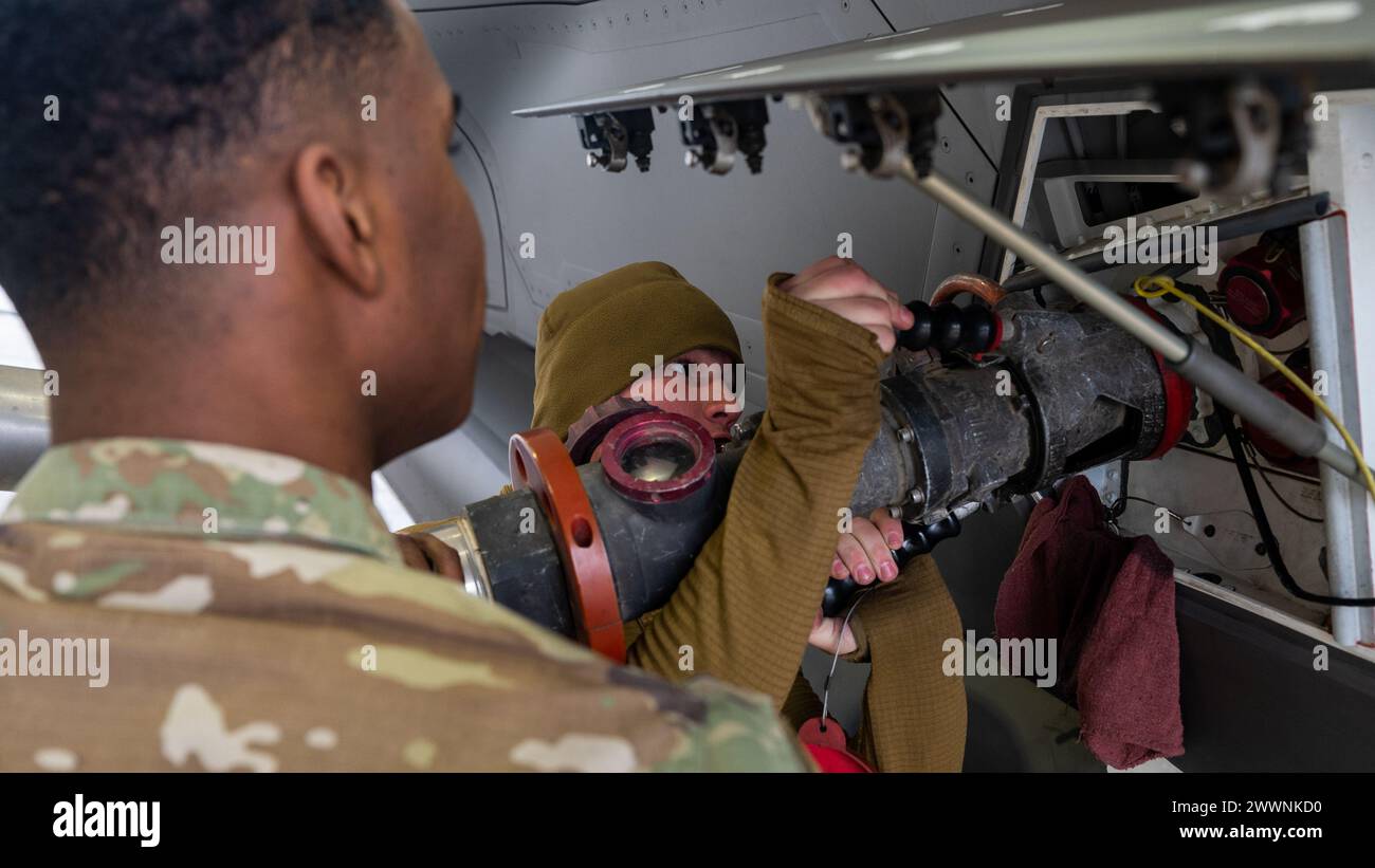 Nathan Jones, Right, Marine Wing Support Squadron 172, Motortransporter, und Andre Franklin, Senior Airman der U.S. Air Force, 8th Logistics Readiness Squadron Fuels Distribution Technician, befestigen am 22. Februar 2024 einen Kraftstoffschlauch an einer F-35A Lightning II auf der Kunsan Air Base, Republik Korea. Zusammen mit der kombinierten Trainingsmission der US Air Force und der ROK Air Force führten Piloten die der 8th LRS zugeordneten Airmen ein, die den Marines, die derzeit in ihre Einheit eingebettet sind, zur Einarbeitung von Flugplätzen und zur Integration von Missionen bereit waren. Luftwaffe Stockfoto