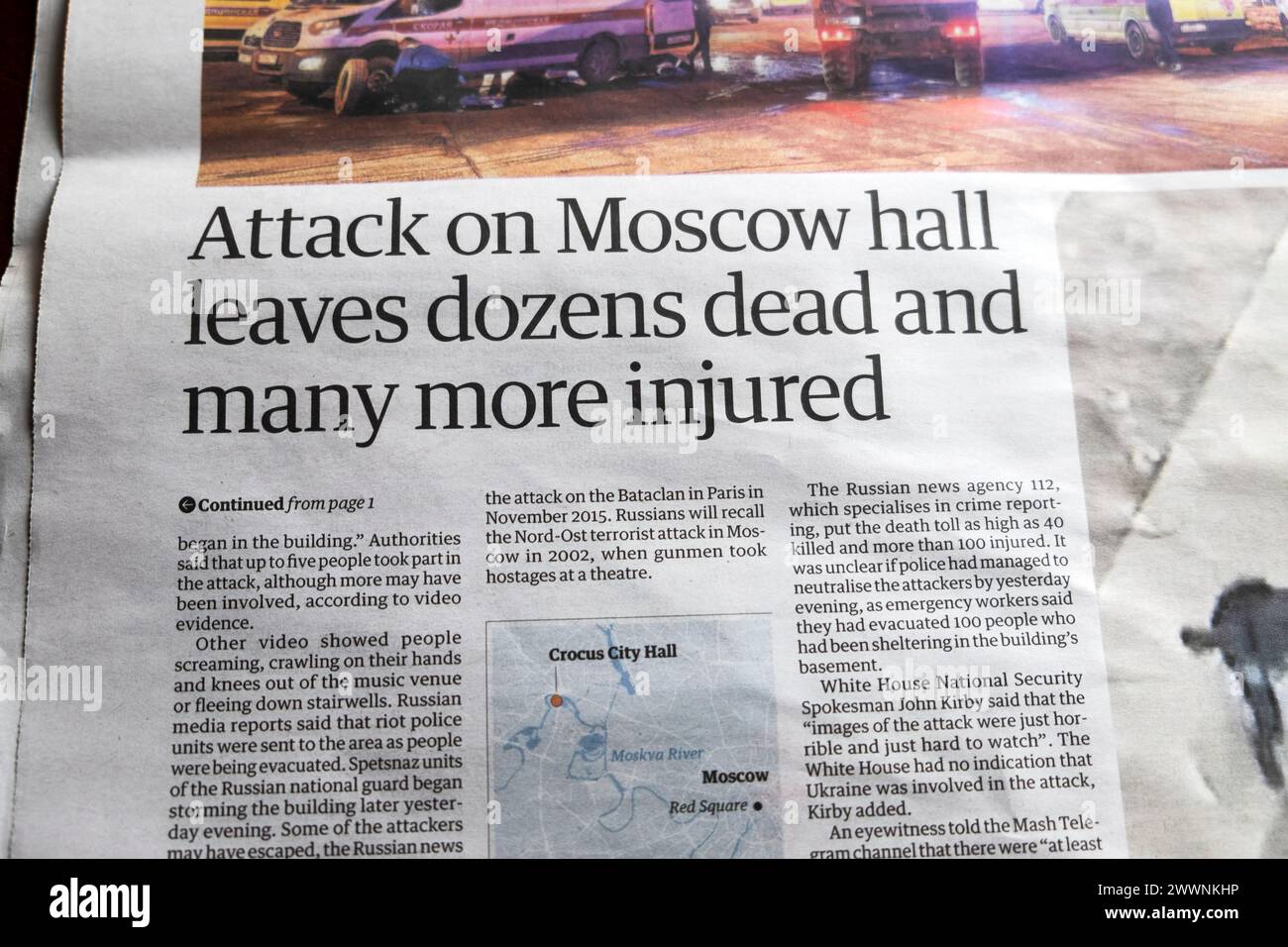 'Angriff auf Moskauer Halle hinterlässt Dutzende Tote und mehr Verletzte' Guardian Zeitung Schlagzeile Terroranschlag auf Russisch 23 März 2024 London Großbritannien Stockfoto