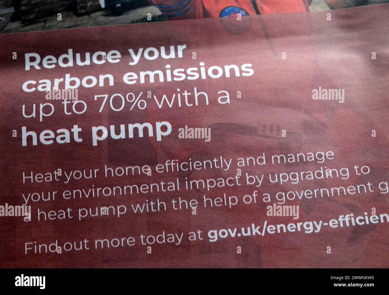 Werbung für Wärmepumpen der britischen Regierung in der Zeitung März 2024 „Reduzieren Sie Ihre CO2-Emissionen mit einer Wärmepumpe um bis zu 70 %“ Stockfoto