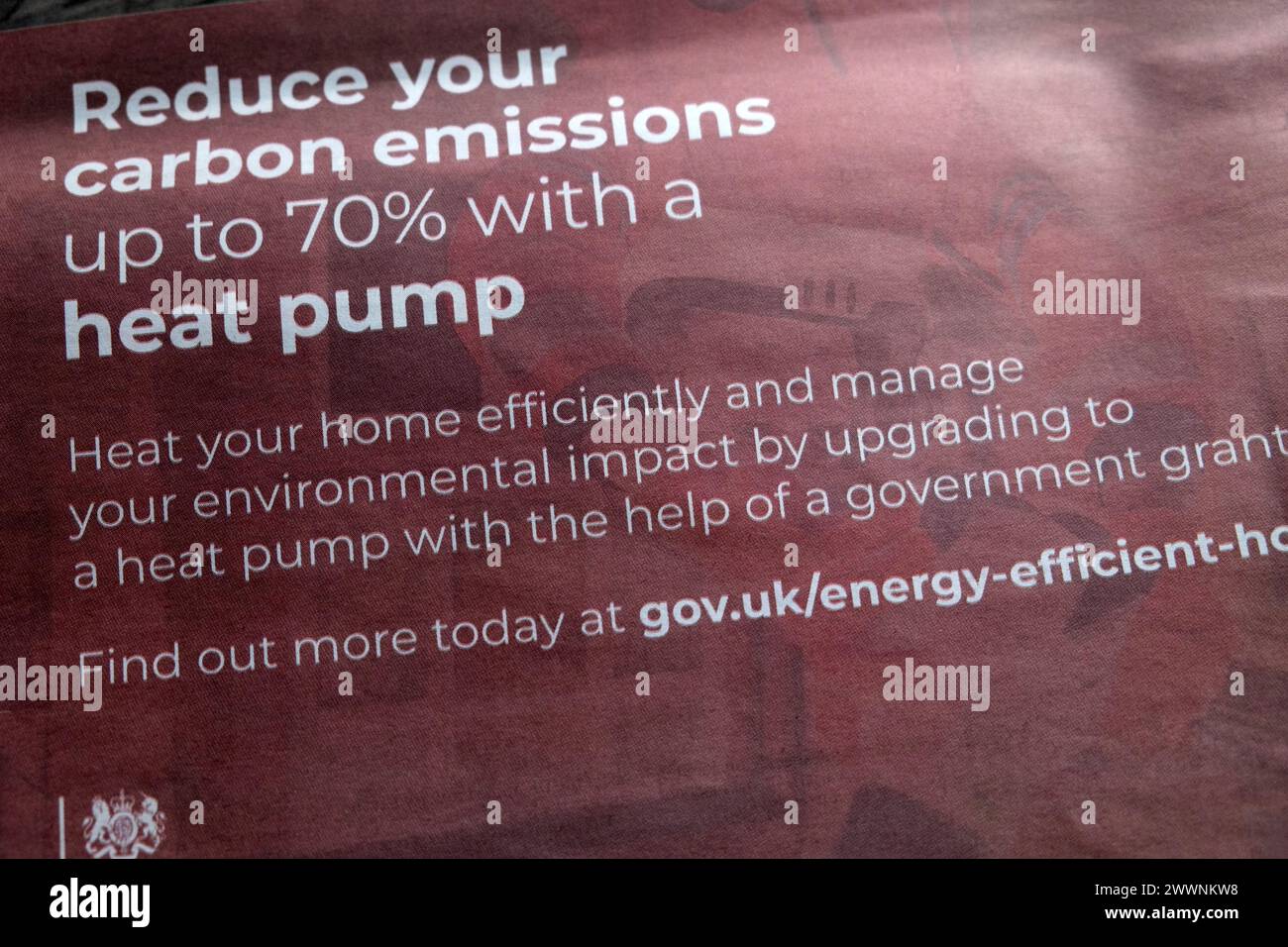 Britische Regierung Zeitung Wärmepumpe Werbung zur Verringerung der CO2-Emissionen für die Effizienz von Hausheizungen und zur Verringerung der Umweltauswirkungen 2024 Großbritannien Stockfoto