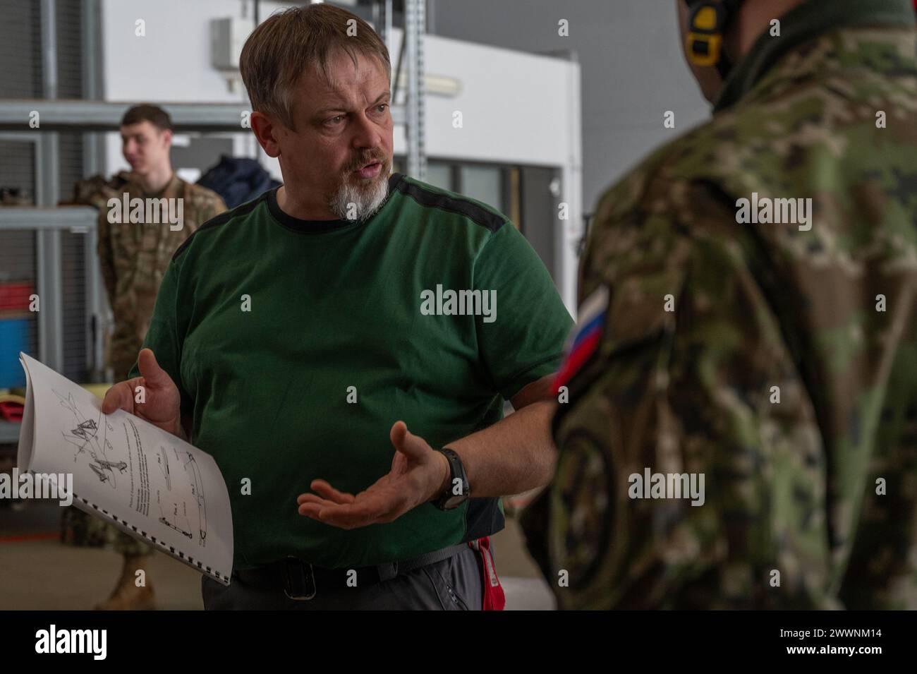 Tino Weischel, 86th Maintenance Squadron Crash Damaged and Disabled Aircraft Recovery Instruktor, hält am 28. Februar 2024 eine Sicherheitsunterweisung für Mitglieder der slowakischen Luftwaffe auf dem Luftwaffenstützpunkt Ramstein, Deutschland. Die Organisation von Veranstaltungen zur Zusammenarbeit im Bereich Sicherheit, wie mobile Trainingsteams mit ausländischen Partnern und Verbündeten, ist eine der Hauptaufgaben der Flugberater, die der 435th Evgency Response Support Squadron zugewiesen sind. Luftwaffe Stockfoto