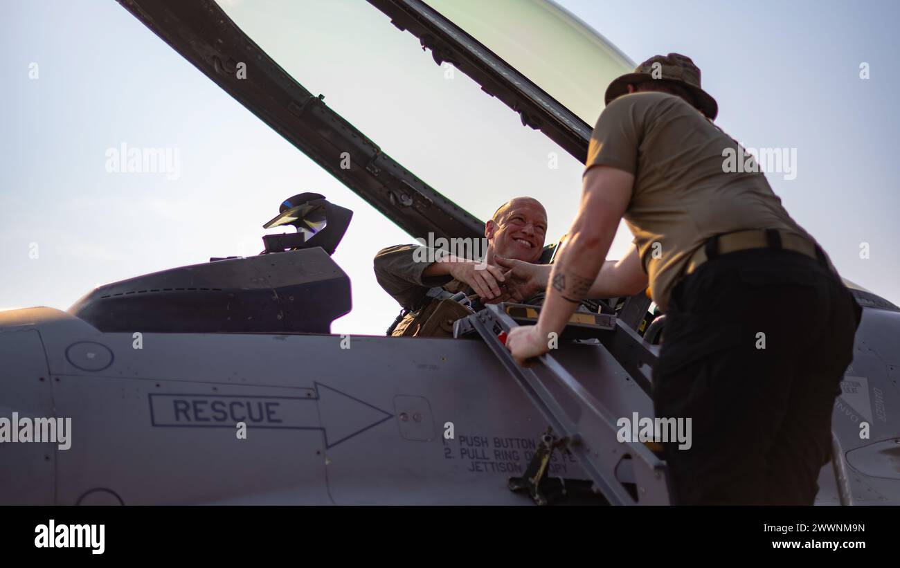 Col. Matthew C. Gaetke, links, Kommandeur 8th Fighter Wing, bietet Airman 1st Class Logan Diehm, engagierter Crewchef der 80th Fighter Generation Squadron, einen Abschiedshandschlag an, bevor er am 29. Februar 2024 während der gemeinsamen Übung Cobra Gold 24 auf der Korat Royal Thai Air Force Base in Thailand abreist. Die 8. FW hat während der 43-jährigen Geschichte der Übung weiterhin an Cobra Gold teilgenommen, was das Engagement für eine freie und offene indopazifische Region unter Beweis stellt. Luftwaffe Stockfoto