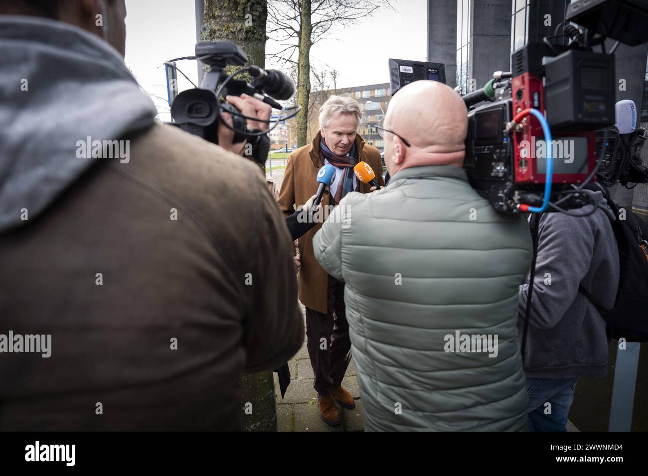 LELYSTAD - Tom Egbers kommt mit seiner Frau und seinem Anwalt am Gericht an. Der Moderator von Studio Sport verlangt in einem Sammelverfahren, dass er gegen seinen Arbeitgeber NOS eingereicht hat, dass er so schnell wie möglich wieder an den Arbeitsplatz zurückkehren kann. Egbers möchte seine Arbeit ganz oder teilweise nach einem Jahr zu Hause wieder aufnehmen. ANP JEROEN JUMELET niederlande Out - belgien Out Stockfoto