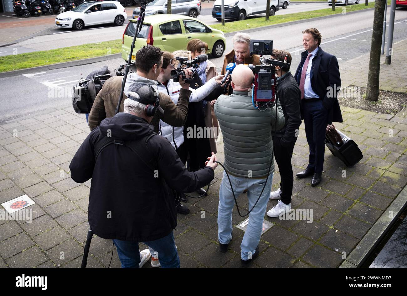 LELYSTAD - Tom Egbers kommt mit seiner Frau und seinem Anwalt am Gericht an. Der Moderator von Studio Sport verlangt in einem Sammelverfahren, dass er gegen seinen Arbeitgeber NOS eingereicht hat, dass er so schnell wie möglich wieder an den Arbeitsplatz zurückkehren kann. Egbers möchte seine Arbeit ganz oder teilweise nach einem Jahr zu Hause wieder aufnehmen. ANP JEROEN JUMELET niederlande Out - belgien Out Stockfoto