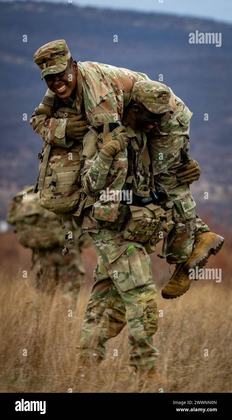 Soldaten der US-Armee vom 1. Bataillon, 6. Infanterieregiment, 2. Brigade-Kampfteam, 1. Panzerdivision, führen Kumpel-Teams während des Pre-Ranger-Kurses im Novo Selo Training Area (NSTA), Bulgarien, 14. Februar 2024 durch. Im Rahmen des Pre-Ranger-Kurses wurden acht Tage lang die Fähigkeiten der Soldaten der Strike Brigade bewertet, die für den Erfolg an der Ranger-Schule und zur Verbesserung der Letalität auf dem Schlachtfeld erforderlich sind. Armee Stockfoto