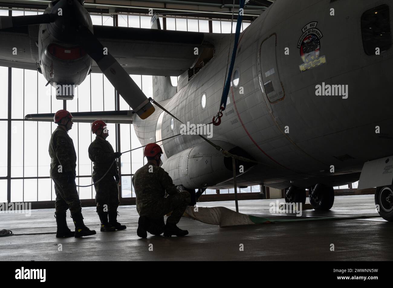 Mitglieder der slowakischen Luftwaffe üben die Auftriebskapazitäten von Flugzeugen auf einem Aeritalia G-222 während eines Kurses zur Wiederherstellung beschädigter und behinderter Flugzeuge, der vom 435th Contingency Response Support Squadron und der 86th Maintenance Squadron auf dem Luftwaffenstützpunkt Ramstein, Deutschland, am 28. Februar 2024 veranstaltet wurde. Flugberater der 435th Contingency Response Support Squadron luden 10 Mitglieder der slowakischen Luftwaffe für einen CDDAR-Kurs ein, der von CDDAR-Ausbildern an der 86th MXS unterrichtet wurde. Luftwaffe Stockfoto