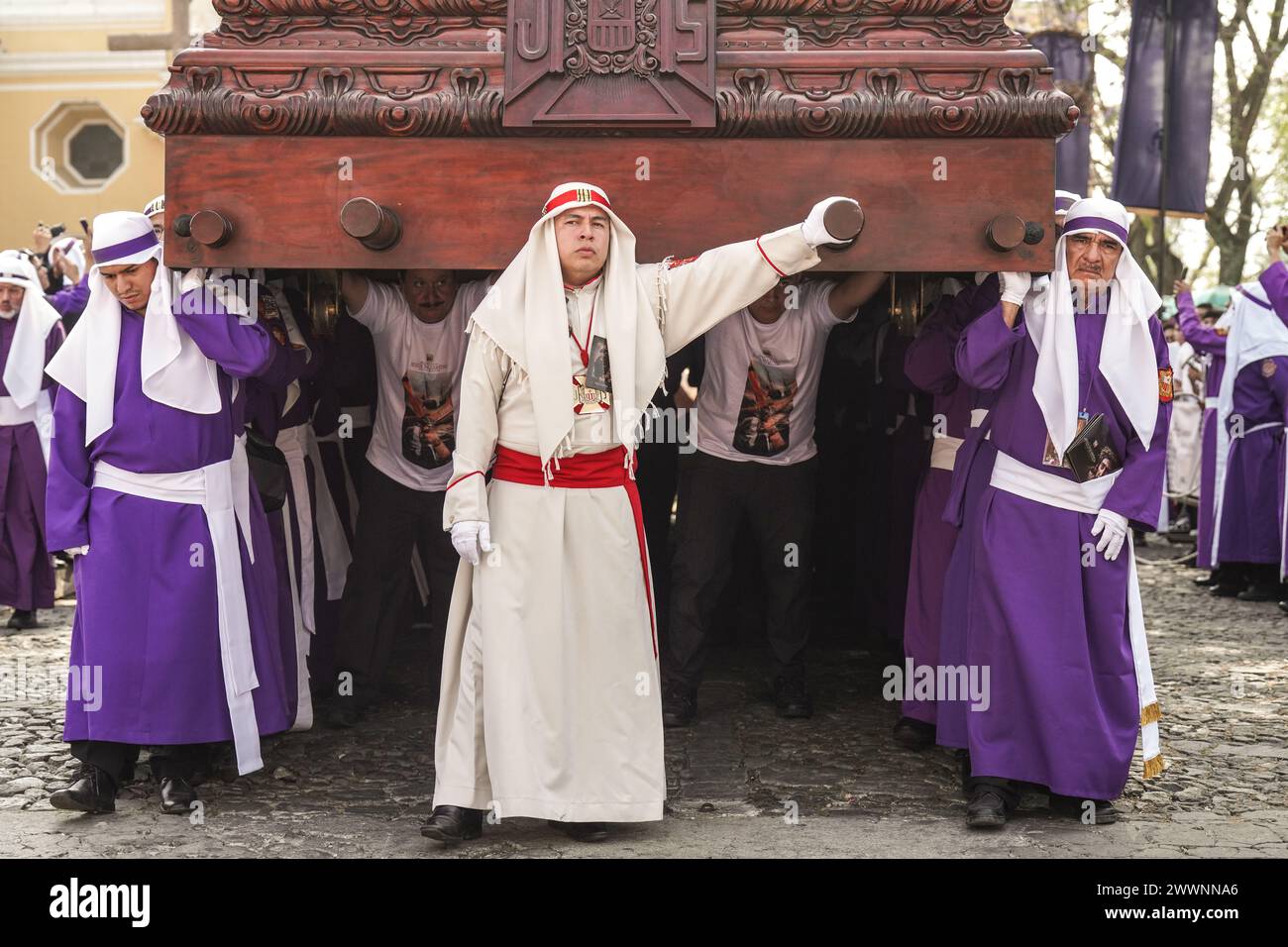 Antigua, Guatemala. März 2024. Katholische Pönitenten tragen den massiven Prozessionswagen von der Parroquia San Sebastián La Merced während der Palmensonntag-La-Reseña-Prozession, die den Beginn der Karwoche am 24. März 2024 in Antigua, Guatemala, markiert. Die opulenten Prozessionen, detailgetreuen Alfombras und jahrhundertealten Traditionen ziehen mehr als 1 Million Menschen in die alte Hauptstadt. Quelle: Richard Ellis/Richard Ellis/Alamy Live News Stockfoto