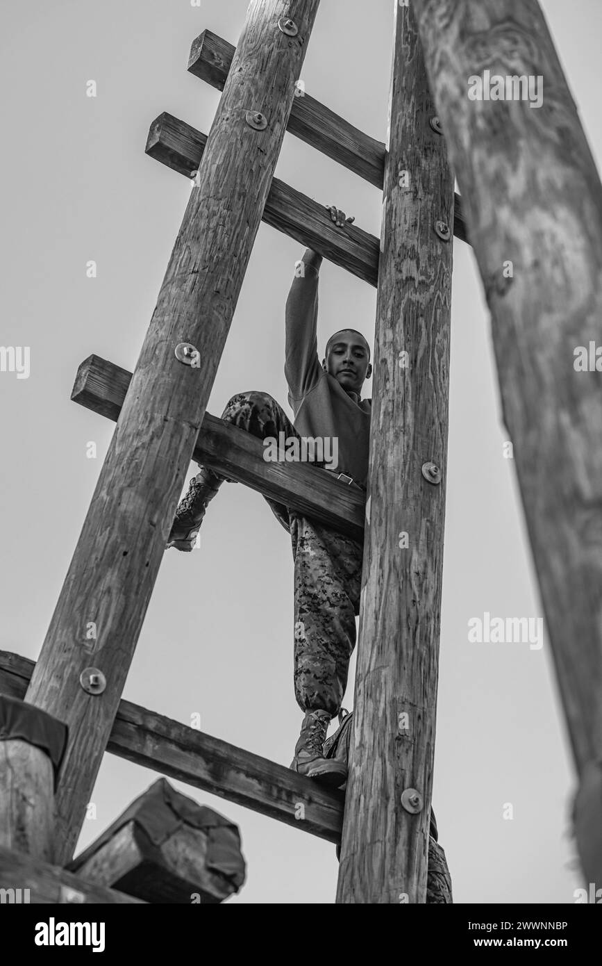 Rekruten mit der Lima Company, 3. Rekruten-Ausbildungsbataillon, führen den Confidence-Kurs im Marine Corps Recruit Depot Parris Island, S.C., 21. Februar 2024 durch. Nach Demonstrationen überwinden Rekruten verschiedene physische und geistige Herausforderungen. Marine Corps Stockfoto