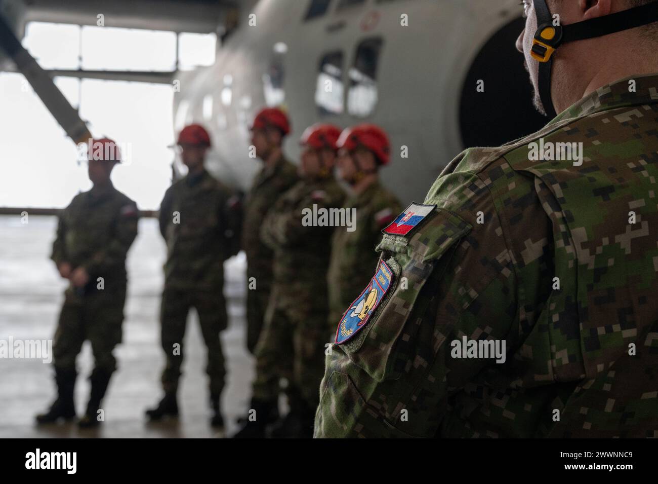 Mitglieder der slowakischen Luftwaffe hören sich eine Sicherheitsunterweisung während eines Kurses zur Wiederherstellung beschädigter und behinderter Flugzeuge an, der vom 435th Contingency Response Support Squadron und der 86th Maintenance Squadron auf der Luftbasis Ramstein, Deutschland, am 28. Februar 2024 veranstaltet wird. Die Trainingsveranstaltung lehrte das Team von 10 slowakischen Fliegern über die Ausrüstung, die Sicherheit und den Betrieb der CDDAR und verschiedene Techniken des Flugzeughebens. Luftwaffe Stockfoto