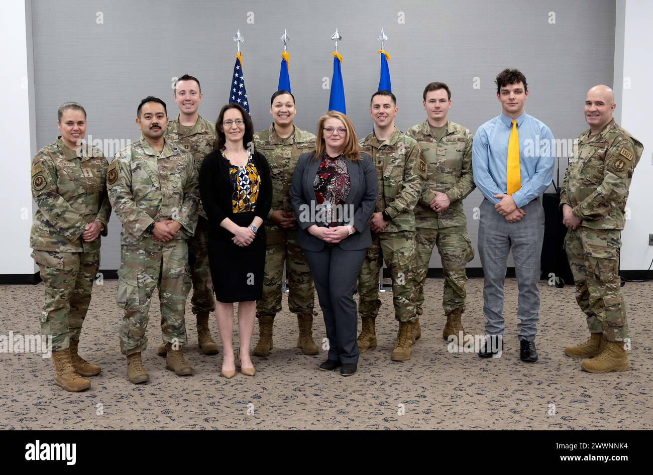 Generalleutnant Linda Hurry, ganz links, Stellvertretender Kommandant des Luftwaffenkommandos und Obermeister Sergeant Joseph Joslin, Kommandant erster Sergeant, AFMC, ganz rechts, posieren für ein Gruppenfoto mit dem Hauptquartier 2023, den Gewinnern des jährlichen AFMC-Preises während einer Zeremonie im Hope Hotel am 9. Februar. Militär- und Zivilflugzeuge vom Hauptquartier AFMC nahmen in acht Kategorien an, und die Sieger nehmen an dem AFMC-weiten Wettbewerb Teil. Luftwaffe Stockfoto