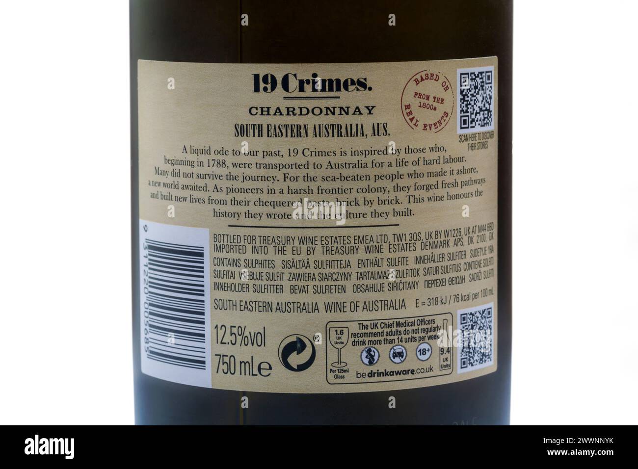 Etikett auf der Rückseite der Flasche mit 19 Crime Chard Chardonnay Weißwein 2023 - Produkt aus Australien, Australien Stockfoto