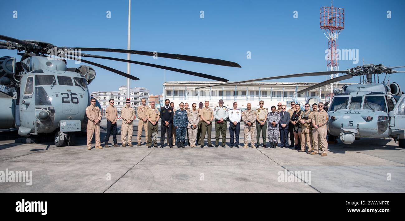 MANAMA, Bahrain (22. Februar 2024) wichtige militärische Führer und Vertreter aus dem Golf-Kooperationsrat und dem Nahen Osten posieren für ein Gruppenfoto während einer statischen Luftfahrtschau-Demonstration unter der Leitung der Task Force 51/5. Marine Expeditionary Brigade im Rahmen des multilateralen maritimen Engagements (MME) 24,1 in Bahrain, Februar 22. MME 24,1 steht für das Engagement von TF 51/5 und seinen regionalen Partnern, Stabilität zu gewährleisten, regionale Chancen zu verbessern und Partnerschaften aufzubauen, die wirksam auf dynamische Krisen reagieren können. Diese Konferenz dient als Beweis für die Widmung und cooper Stockfoto