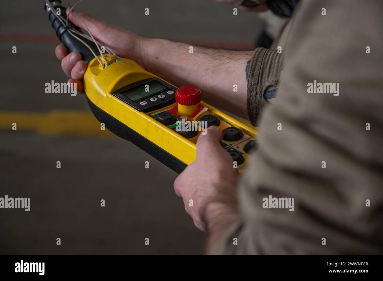 U.S. Air Force Tech. Sgt. Christopher Mattice, 86th Maintenance Squadron Crash Damaged and Disabled Aircraft Recovery Instruktor, steuert einen Kran während eines CDDAR-Kurses auf der Ramstein Air Base, Deutschland, 28. Februar 2024. Die Flugberater der 435th Contingency Response Support Squadron luden 10 Mitglieder der slowakischen Luftwaffe zu einem fünftägigen CDDAR-Kurs ein, der von den 86th MXS-Ausbildern unterrichtet wurde. Luftwaffe Stockfoto