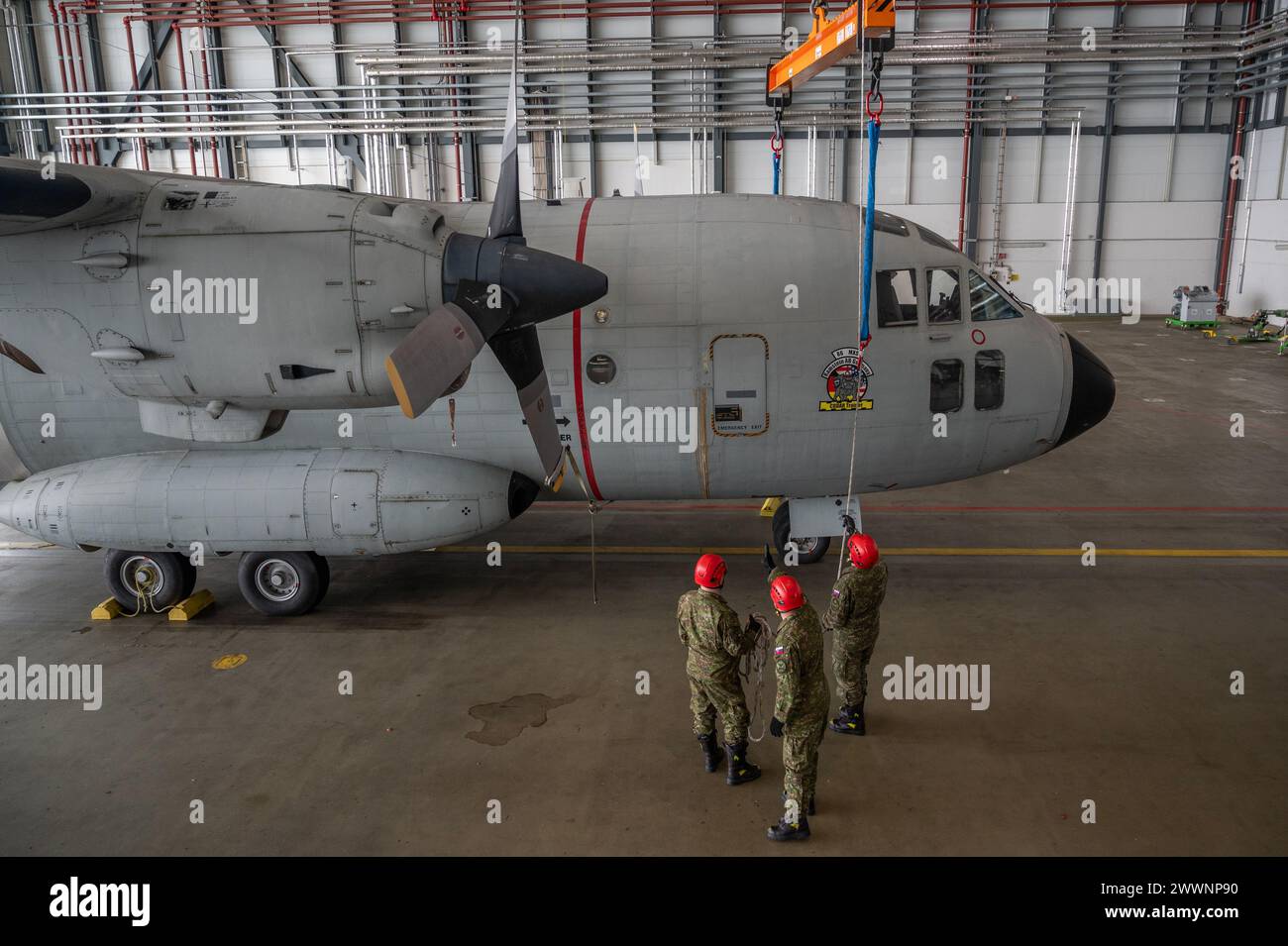 Mitglieder der slowakischen Luftwaffe demonstrieren die Fähigkeit zum Aufheben von Flugzeugen während eines Kurses zur Bergung beschädigter und behinderter Flugzeuge, der vom 435th Contingency Response Support Squadron und der 86th Maintenance Squadron auf dem Luftwaffenstützpunkt Ramstein, Deutschland, am 28. Februar 2024 veranstaltet wird. Die Trainingsveranstaltung lehrte das Team von 10 slowakischen Fliegern über die Ausrüstung, die Sicherheit und den Betrieb der CDDAR und verschiedene Techniken des Flugzeughebens. Luftwaffe Stockfoto