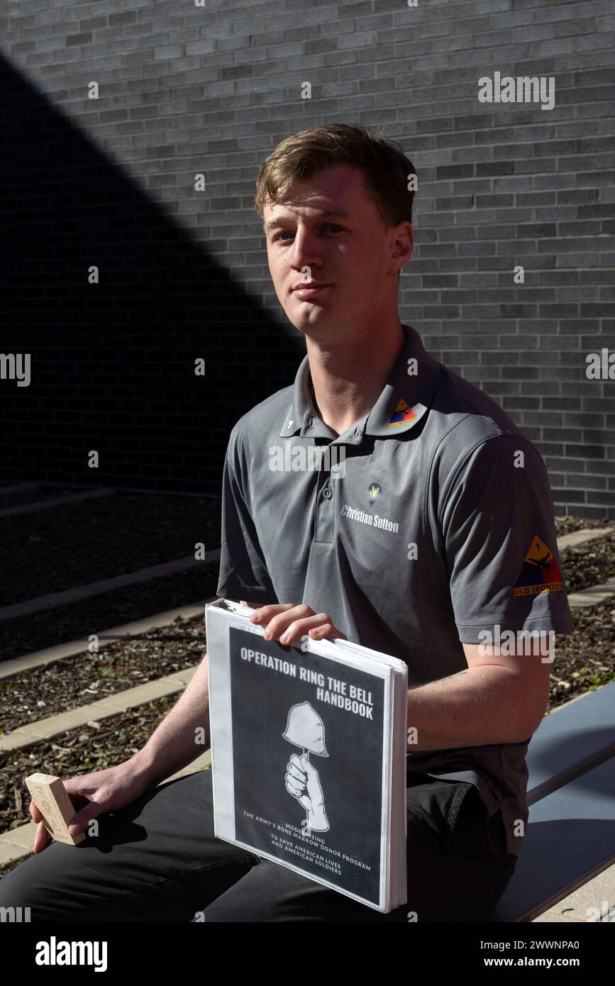 SPC. Christian Sutton sprach während des Commander’s Forum am 20. CBRNE-Hauptquartier auf Aberdeen Proving Ground, Maryland, 5.–6. Februar an Soldaten und Führern. Sutton leitet ein Team von mehr als 20 Soldaten in der Kampagne „Operation Ring the Bell“, die das Knochenmark-Programm des Verteidigungsministeriums „Salute to Life“ unterstützt. US-Armee Stockfoto