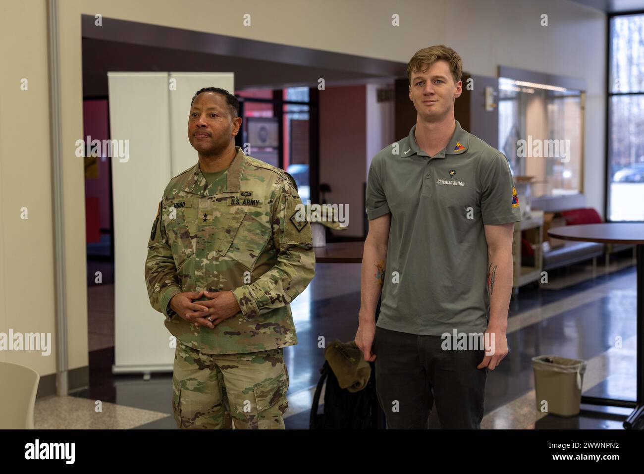 Generalmajor Daryl O. Hood (links), Befehlshaber des 20. Kommandos für chemische, biologische, radiologische, nukleare, explosive Stoffe (CBRNE), Lob für SPC. Christian Sutton (rechts) im 20. CBRNE-Hauptquartier auf Aberdeen Proving Ground, Maryland, 5. Februar. Sutton leitet ein Team von mehr als 20 Soldaten in der Kampagne „Operation Ring the Bell“, die das Knochenmark-Programm des Verteidigungsministeriums „Salute to Life“ unterstützt. US-Armee Stockfoto