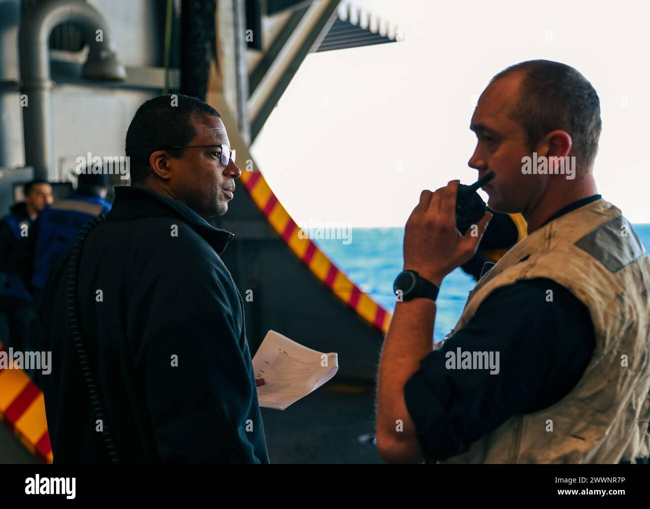 Cmdr. Jamison K. Burks (links) aus Canton (Mississippi) und Machinist Mate 1st Class (SW) Christopher W. Germond (rechts) aus Knappa (Oregon), der der Ingenieurabteilung zugeordnet ist, führt Wartungstests an einem Flugzeugaufzug an Bord des Flugzeugträgers USS George Washington (CVN 73) der Nimitz-Klasse im Atlantik durch, 21. Februar 2024. George Washington führt TSTA/FEP (Tailored Ships Training Availability and Final Evaluation Problem) durch. TSTA/FEP bereitet das Schiff und die Besatzung auf die vollständige Integration in eine Trägerstreikgruppe durch eine Vielzahl von missionskritischen Operationen vor. Marineblau Stockfoto