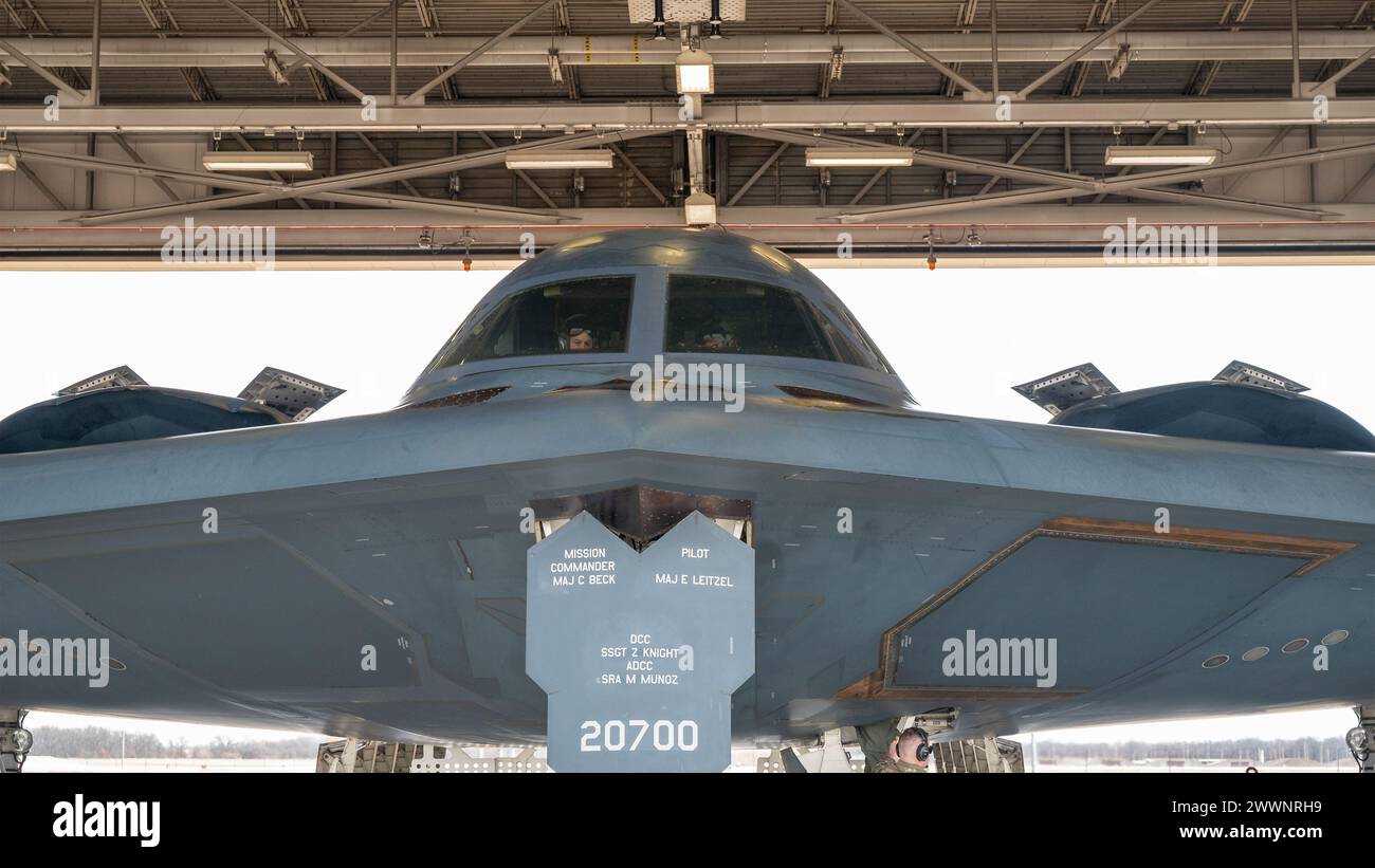 Generalmajor der US Air Force Duke Pirak, links, stellvertretender Direktor der Air National Guard, erhält eine nähere Einführung in den B-2 Spirit Stealth Bomber während eines Besuchs auf der Whiteman Air Force Base, Missouri, 1. Februar 2024. Total Force Airmen mit dem 131. Und 509. Bombenflügel arbeiten Seite an Seite, um die strategische Abschreckungs- und globale Streikmission der B-2 jederzeit und überall durchzuführen. Air National Guard Stockfoto
