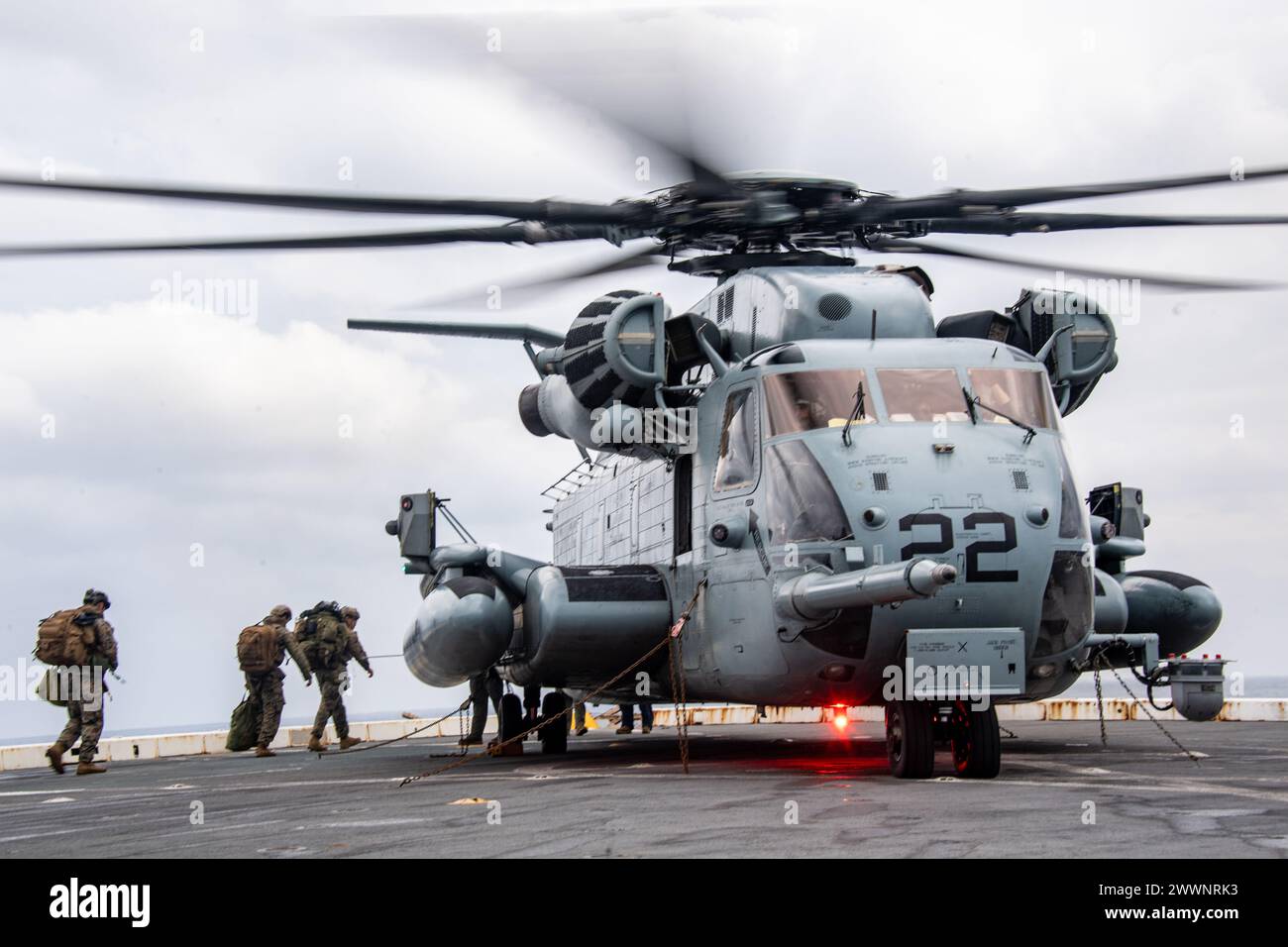 OKINAWA, Japan (05. Februar 2024) Marines der 31st Marine Expeditionary Unit (MEU) gehen auf dem Flugdeck des vorgelagerten amphibischen Landungsschiffes USS Green Bay (LPD 20) an Bord eines CH-53 Sea Hengstes aus dem Air Combat Element (ACE) der 31st MEU. Green Bay, Teil der America Amphibious Ready Group, ist zusammen mit der 31. MEU im Einsatzgebiet der 7. US-Flotte tätig. Die 7. US-Flotte ist die größte nach vorne gerichtete nummerierte Flotte der US Navy und interagiert routinemäßig mit Verbündeten und Partnern, um eine freie und offene Region im Indo-Pazifik zu erhalten. Marineblau Stockfoto