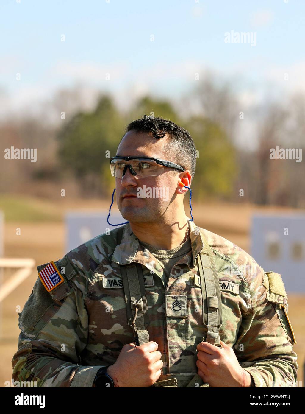 Daniel Vasquez vom 30. Truppenkommando wartet darauf, dass andere ihre Nahkampfoptik beim Tennessee State Best Warrior Competition am 23. Februar 2024 in Tullahoma einstellen. Alle Konkurrenten setzten ihre M-4-Waffen auf Null, bevor sie mit einer Reihe von Kampfstationen fortfuhren. Armee-Nationalgarde Stockfoto