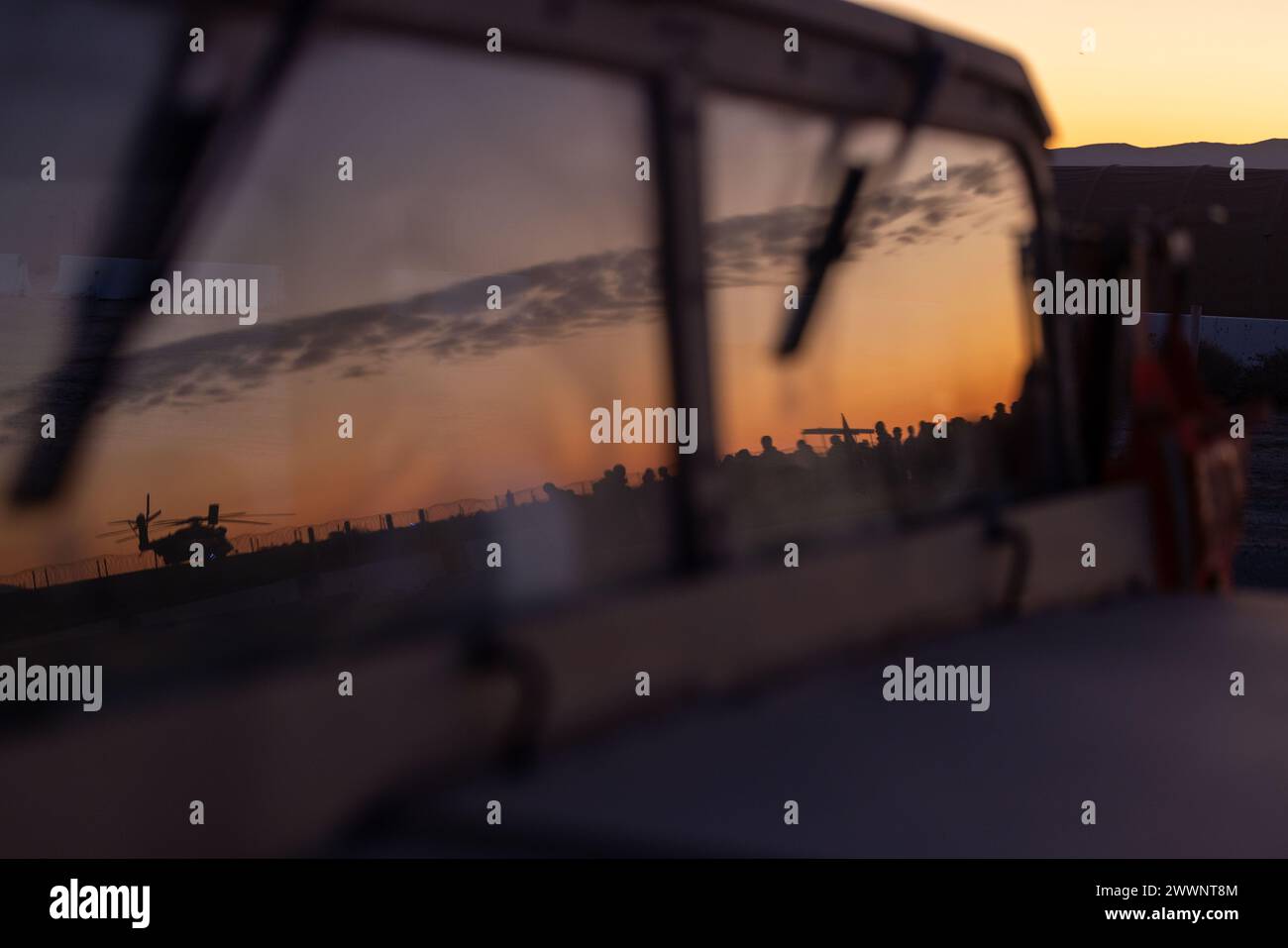 U.S. Marines mit 2. Bataillon, 4. Marine Regiment, 1. Marine Division, Bühnenausrüstung für einen Bodenangriff während einer Marine Air-Ground Task Force verteilt Manöver Übung als Teil der Service Level Training Übung 2-24 im Marine Corps Air-Ground Combat Center, Twentynine Palms, Kalifornien, 14. Februar 2024. MDMX bereitet Marines auf zukünftige Konflikte vor, indem sie offensiv- und defensives Live-Feuer und Manövrierübungsszenarien in einer strengen Trainingsumgebung durchführen. Marine Corps Stockfoto