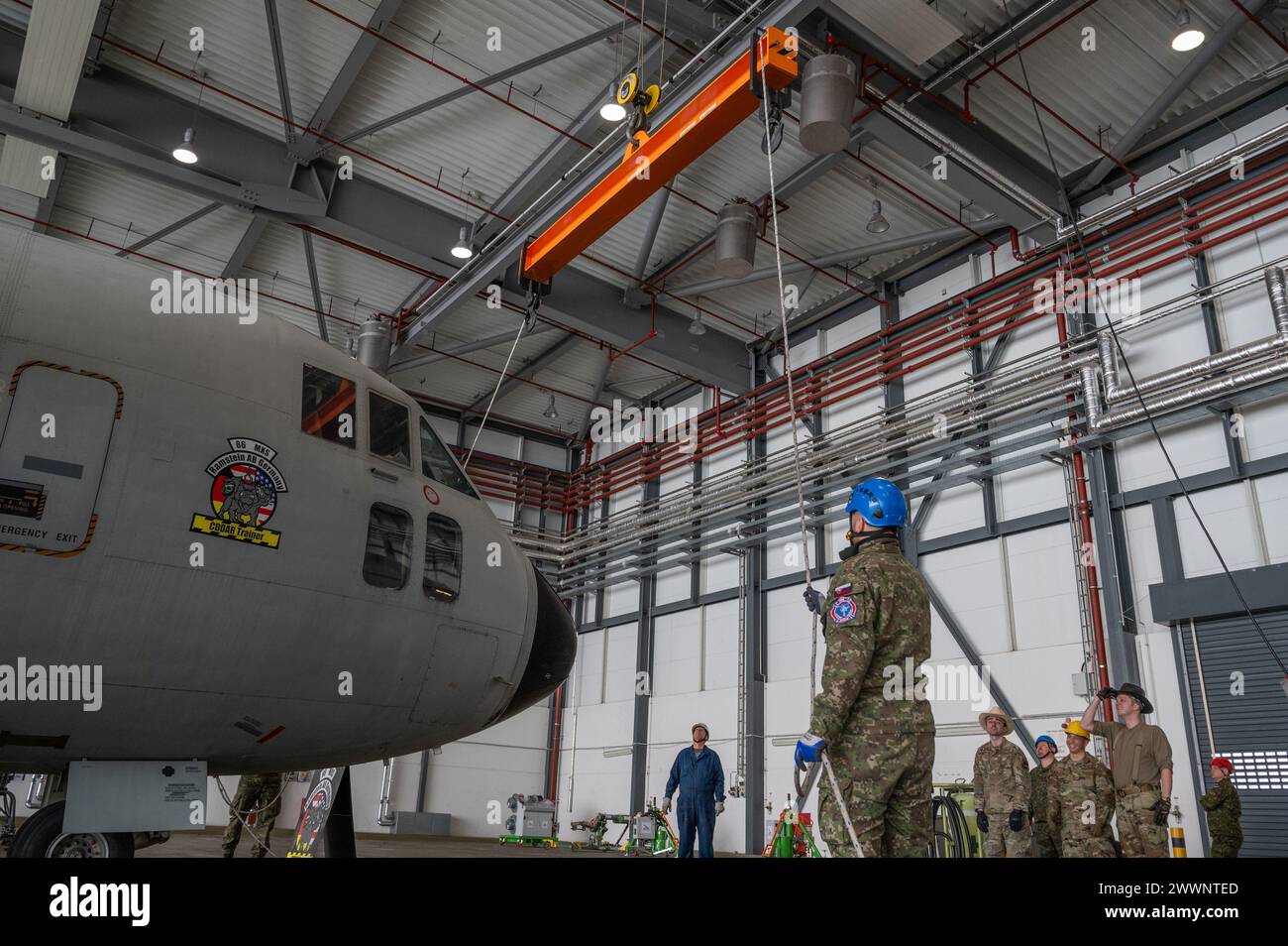 Mitglieder der slowakischen Luftwaffe üben Flugzeugauftriebstechniken auf einem Aeritalia G-222-Flugzeug während eines Kurses zur Wiederherstellung beschädigter und behinderter Flugzeuge auf dem Luftwaffenstützpunkt Ramstein, Deutschland, 28. Februar 2024. Ereignisse wie diese sind eine Gelegenheit, um fließende Aufgaben aufzubauen und die Beziehungen zu NATO-Verbündeten und -Partnern zu stärken. Luftwaffe Stockfoto