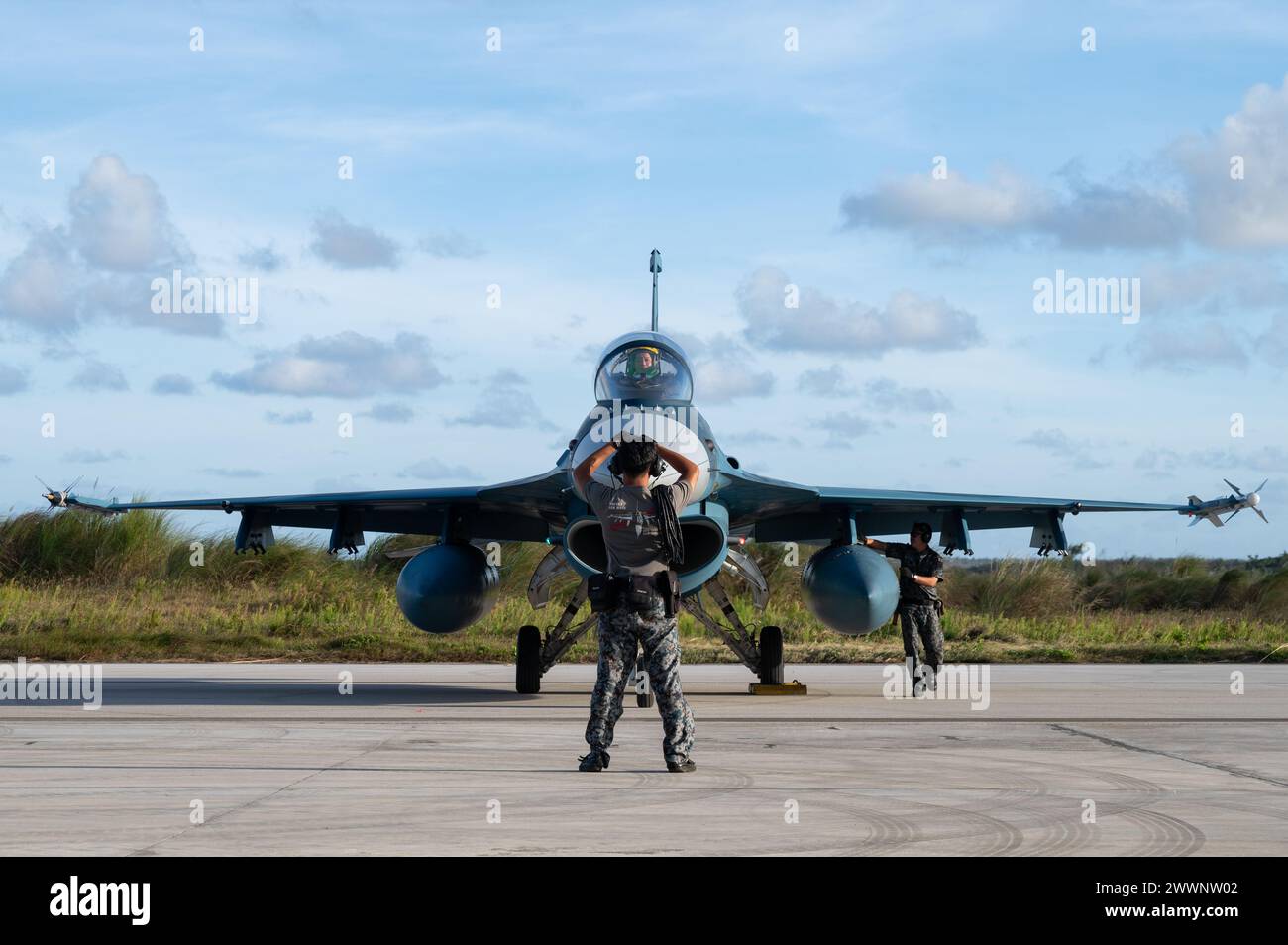 Ein Chief Marshals der japanischen Air Self Defense Force führt eine Mitsubishi F-2A während der COPE North 24 auf dem Northwest Field, Andersen Air Force Base, Guam, 8. Februar 2024. COPE North verstärkt die kombinierte Planung von Lufttaktiken, -Techniken und -Verfahren zwischen multilateralen Partnern, um die Sicherheit und Stabilität des freien und offenen Indo-Pazifik zu verbessern. Luftwaffe Stockfoto