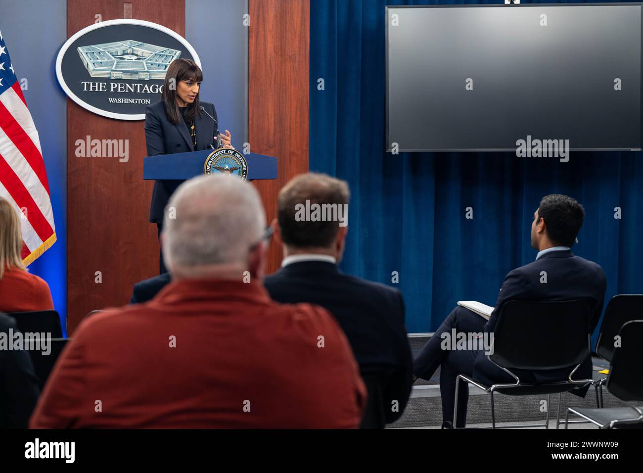 Die stellvertretende Pressesekretärin des Pentagon, Sabrina Singh, spricht während eines Pressebriefings im Pentagon, Washington, D.C., am 20. Februar 2024 an Pressevertreter. (DOD Stockfoto