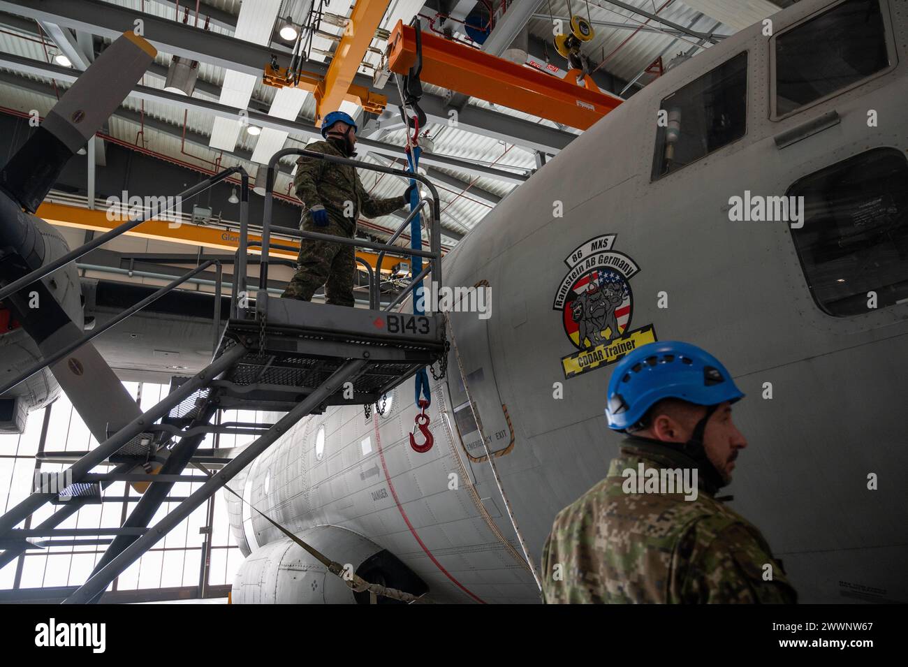 Mitglieder der slowakischen Luftwaffe üben Flugzeugauftriebstechniken auf einem Aeritalia G-222-Flugzeug während eines Kurses zur Wiederherstellung beschädigter und behinderter Flugzeuge auf dem Luftwaffenstützpunkt Ramstein, Deutschland, 28. Februar 2024. Der fünftägige Schulungskurs vermittelt Mitgliedern der slowakischen Luftwaffe Kenntnisse über die Ausrüstung, die Sicherheit und den Betrieb des CDDAR. Luftwaffe Stockfoto