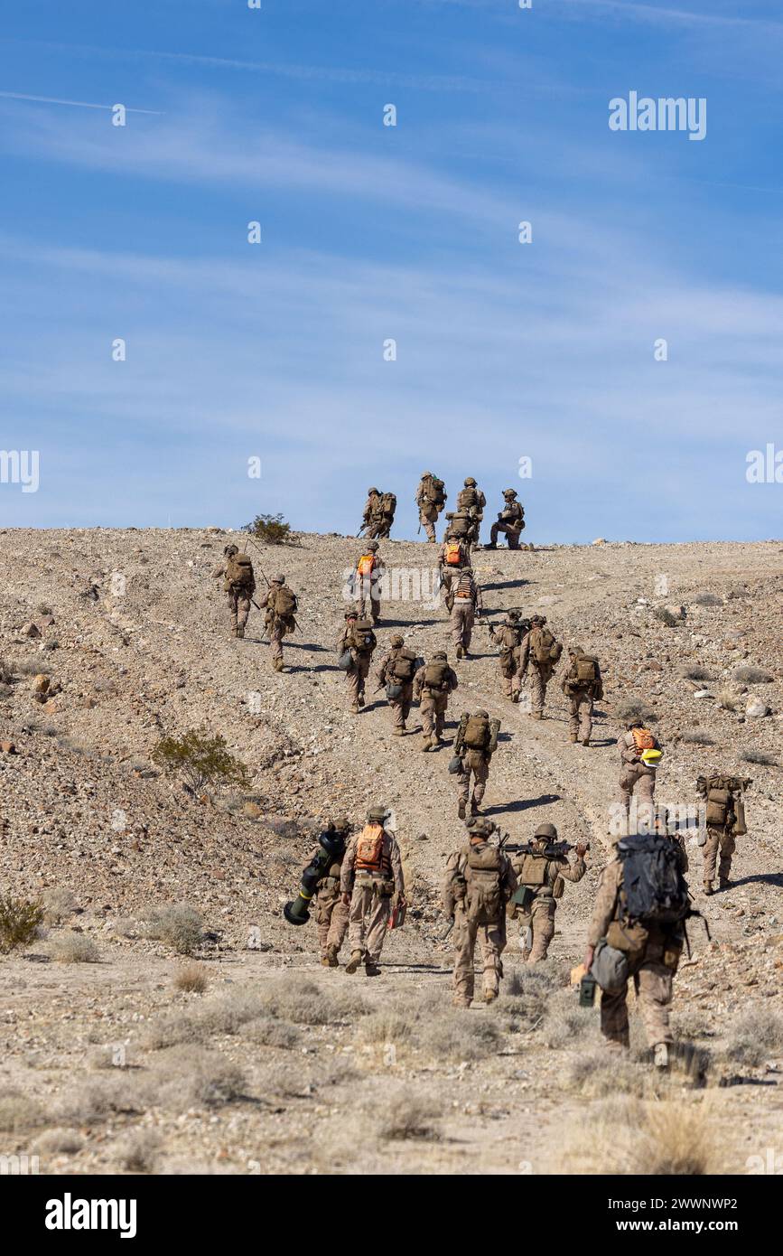 US-Marines mit 2. Bataillon, 4. Marine-Regiment, 1. Marine-Division, steigen während eines Bodenangriffs in eine höhere Position als Teil einer Marine Air-Ground Task Force verteilten Manöver-Übung als Teil der Service Level Training Übung 2-24 rund um den Gays Pass Trainingsbereich im Marine Corps Air-Ground Combat Center, Twentynine Palms, Kalifornien, 14. Februar 2024. MDMX bereitet Marines auf zukünftige Konflikte vor, indem sie offensiv- und defensives Live-Feuer und Manövrierübungsszenarien in einer strengen Trainingsumgebung durchführen. Marine Corps Stockfoto