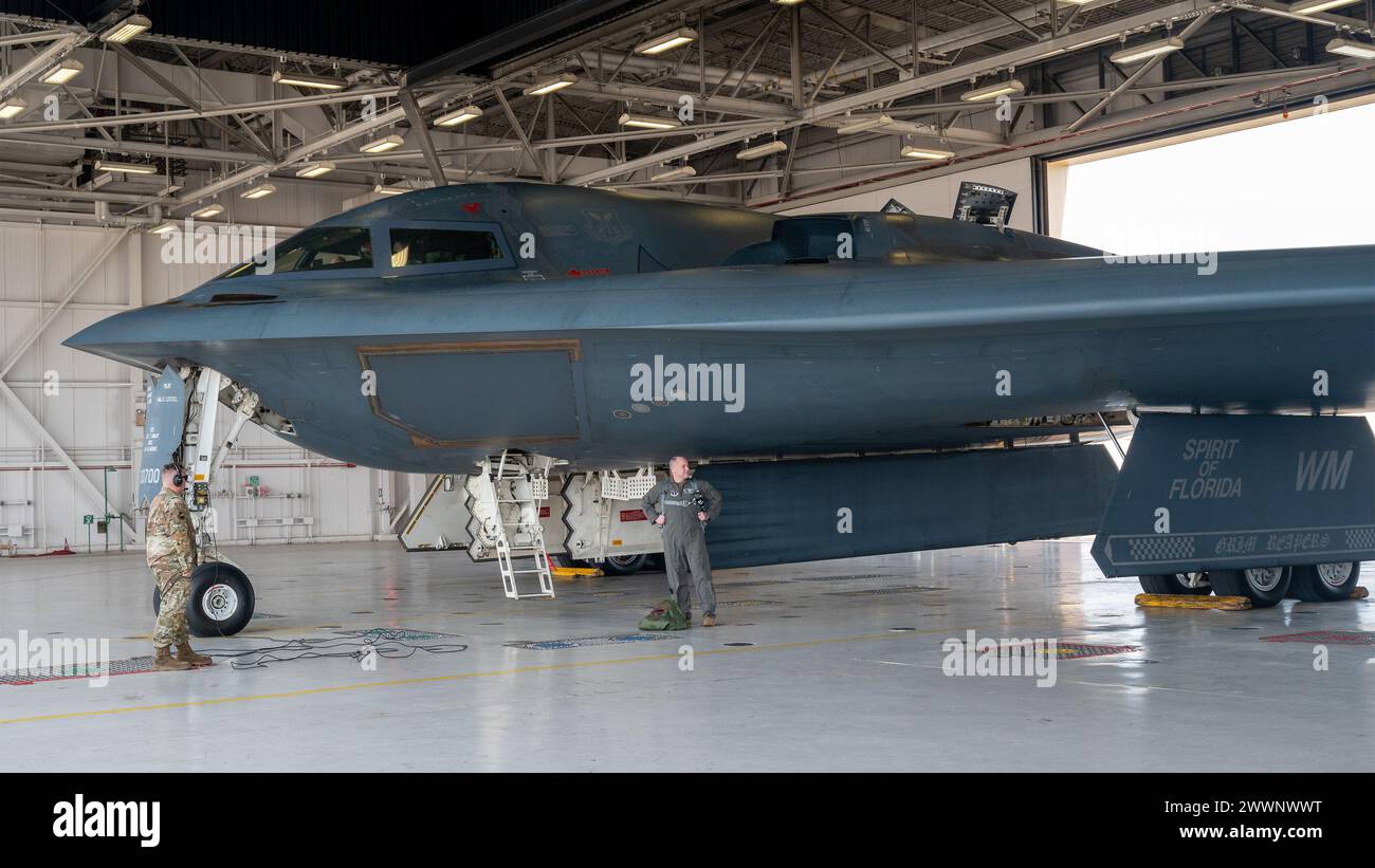 Generalmajor der US Air Force Duke Pirak, rechts, stellvertretender Direktor der Air National Guard, erhält eine nähere Einführung in den B-2 Spirit Stealth Bomber während eines Besuchs auf der Whiteman Air Force Base, Missouri, 1. Februar 2024. Total Force Airmen mit dem 131. Und 509. Bombenflügel arbeiten Seite an Seite, um die B-2 in der Lage zu halten, ihre strategische Abschreckungs- und globale Streikmission jederzeit und überall auszuführen. Air National Guard Stockfoto