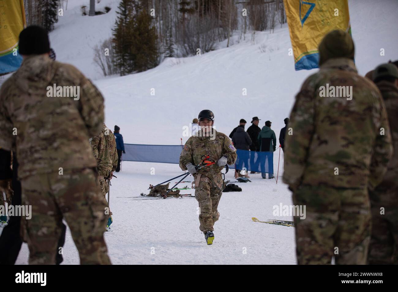 1. Lieutenant Sayer Zimmerman, ein Signaloffizier der 10th Mountain Division Sustainment Brigade, überquert die Ziellinie nach Abschluss des Legacy Days Ski Trooper Cup in Vail, Colorado, 25. Februar 2024. Der Ski Trooper Cup war ein Wettkampf zwischen mehreren Einheiten der US Army, bei dem Liegestütze, Steigungen, Abseilen, Skifahren auf einem Berg zwischen Toren, Pull-ups und Glacading eingesetzt wurden. Armee Stockfoto