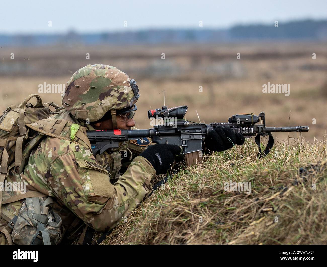 Raeshaun Wilson, ein Infanterie-Mann der Charlie Company, 2. Bataillon, 69. Panzerregiment, 2. Panzerbrigade Combat Team, 3. Infanteriedivision, greift ein Ziel während einer kombinierten Waffen-Live-Feuerübung im Bemowo Piskie Trainingsgebiet, Polen, am 22. Februar 2024 an. Die Mission der 3rd Infantry Division in Europa besteht darin, multinationale Schulungen und Übungen auf dem gesamten Kontinent durchzuführen und gemeinsam mit den NATO-Alliierten und regionalen Sicherheitspartnern kämpferische glaubwürdige Truppen für das V Corps, Amerikas fortschreitendes Korps in Europa, bereitzustellen. Armee Stockfoto