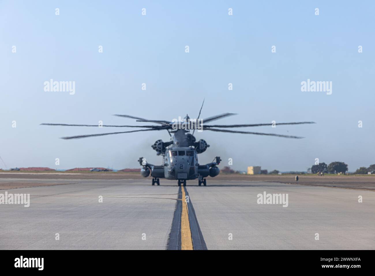 Ein Super-Hallion-Hubschrauber CH-53E des U.S. Marine Corps mit der Marine Heavy Helicopter Squadron (HMH) 462, Marine Aircraft Group 16, 3rd Marine Aircraft Wing, landet am 13. Februar 2024 auf der Naval Air Station North Island, Coronado, Kalifornien. Die HMH-462 transportierte Passagiere von NAS North Island zur USS Abraham Lincoln (CVN 72), einem Flugzeugträger der Nimitz-Klasse, und leistete Unterstützung bei Routineeinsätzen im Zuständigkeitsbereich der Dritten Flotte. Die Landung auf einem Flugzeugträger war eine seltene Gelegenheit für die Marines der HMH-462, da die CH-53E Super Stallions an Bord eines amphibischen Angriffs SH auf See eingesetzt werden Stockfoto