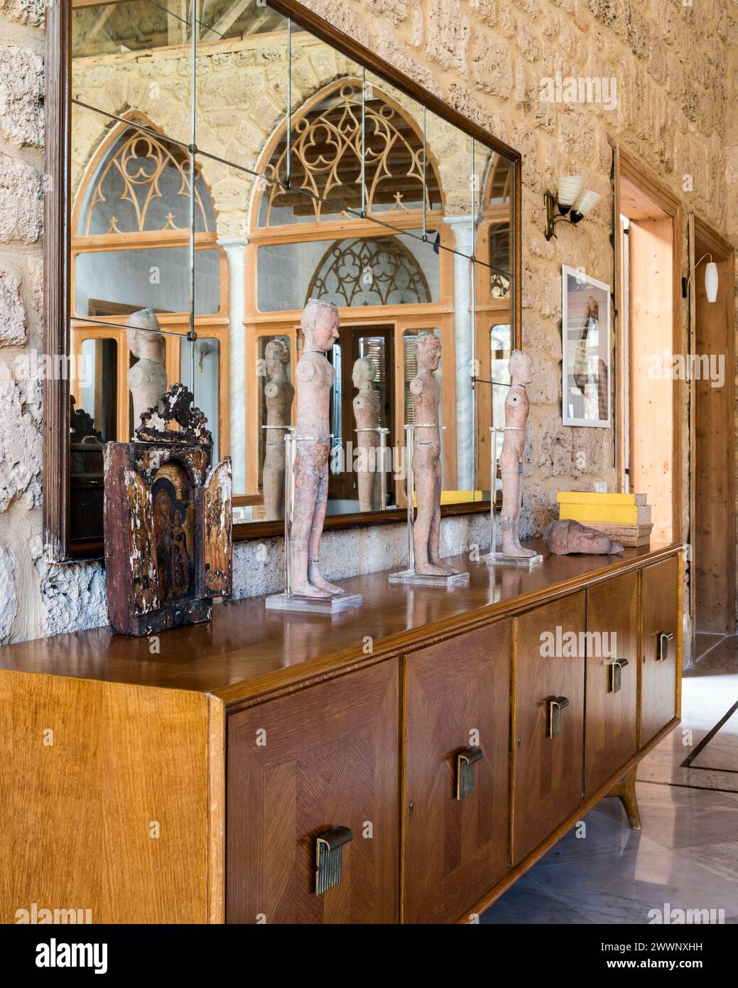Figuren auf hölzernem Sideboard mit Spiegel in einer Luxuswohnung in Beirut, Libanon. Stockfoto
