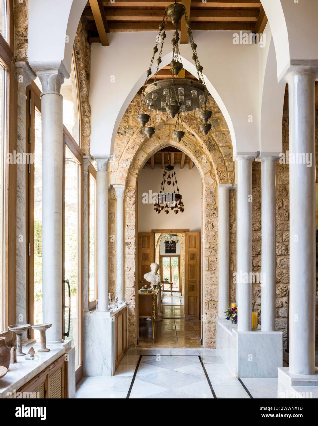 Säulenkolonnade und freiliegender Steineingang in einer Luxuswohnung in Beirut, Libanon. Stockfoto