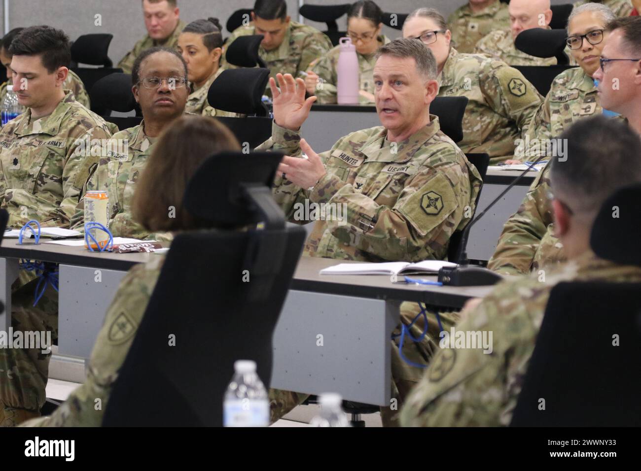 Colonel Christopher Hunter, stellvertretender Kommandeur des 364th Expeditionary Sustainment Command, beschreitet Soldaten, während sie im Februar 2024 ihre gipfelnde Trainingsübung in Fort Knox, Kentucky, beginnen. Der 364. WSA wird den Einsatzkommando des 1. Theater Sustainment Command in Kuwait besetzen. Stockfoto