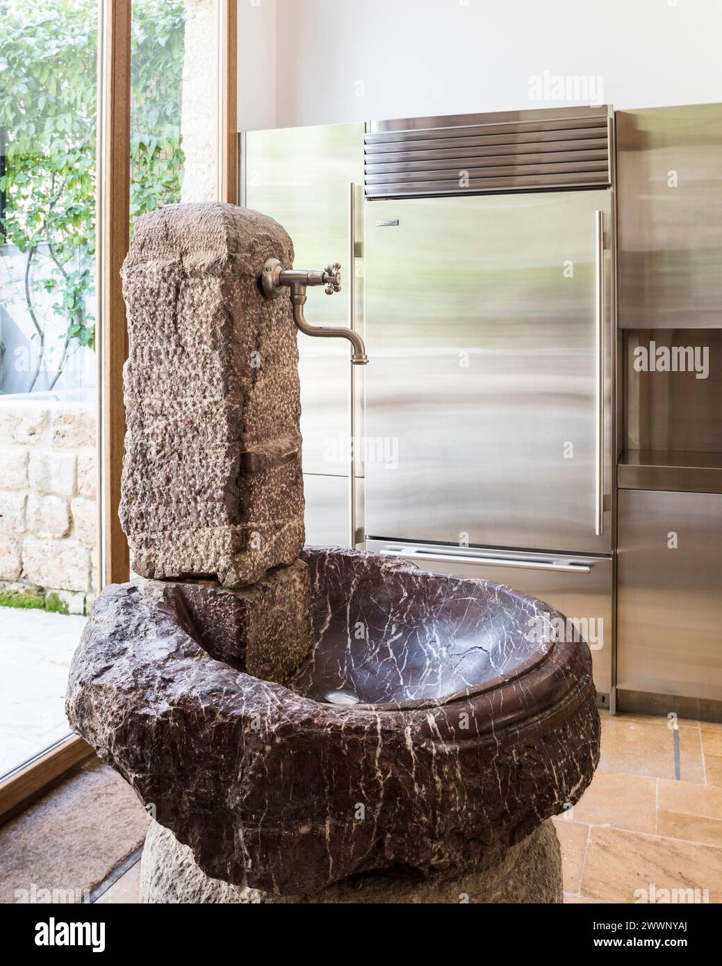 Altmodisches Steinwaschbecken und Wasserhahn in einem modernen Luxusapartment in Beirut, Libanon. Stockfoto
