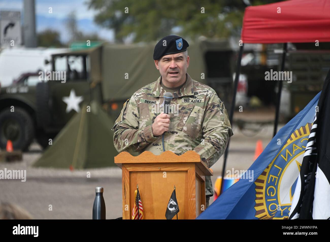 Der Kommandant des Yuma Test Center (YTC) der US Army, Oberst Shane Dering, war Hauptredner bei der 28. Jährlichen Gedenkfeier in der Stadt Bouse im La Paz County am Samstag, den 10. Februar 2024. Stockfoto