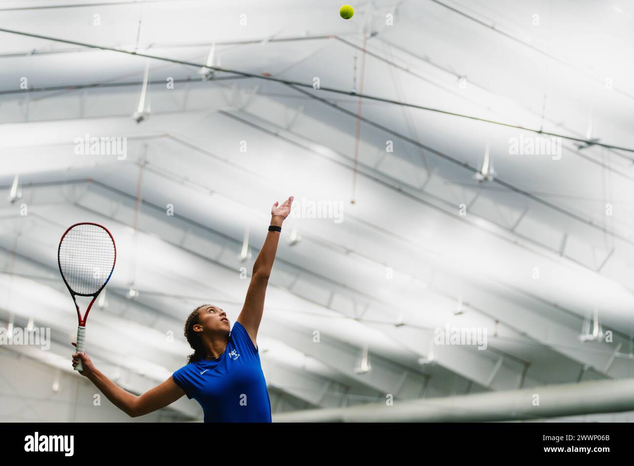 Isabella Flodin ist ein Kadett der United States Air Force Academy am National Campus der United States Tennis Association, Orlando, Florida, am 17. Februar 2024. Die Serviceakademien wurden für den College Matchday, eine USTA-neutrale College-Tennis-Showcase-Veranstaltung, vorgestellt. Die Männer der Air Force siegten mit 4:0 und die Frauen der Army mit 4:1. Luftwaffe Stockfoto