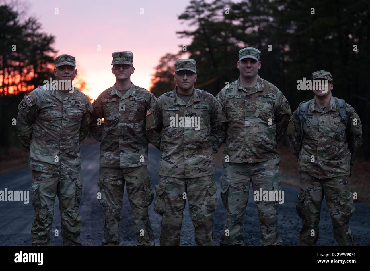 Soldaten der US-Armee posieren für ein Foto beim Best Warrior Competition auf der Joint Base McGuire-Dix-Lakehurst, N.J., 22. Februar 2024. Die Teilnehmer wurden von erfahrenen Führern, die Fachexperten in ihren jeweiligen Bereichen sind, strengen Bewertungen unterzogen. Die Bewertungen umfassten eine breite Palette von militärischen Fertigkeiten, darunter körperliche Fitness, Waffenkenntnisse, Geschicklichkeit, Landschifffahrt, allgemeines militärisches Wissen und mehr. Luftwaffe Stockfoto