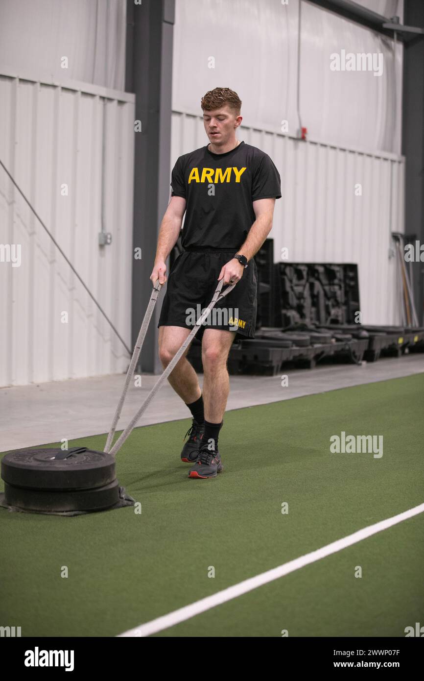 Der dritte Tag des 310. ESC Best Warrior Competition, 6. Februar 2024, bestand aus dem Army Combat Fitness Test, einer Patrouillengasse und Medien auf dem Schlachtfeld in Camp Atterbury, Indiana. Sgt. Zachary Lucas zog den 90-Pfund-Schlitten während des Sprint-Drag-Carry-Events. Stockfoto