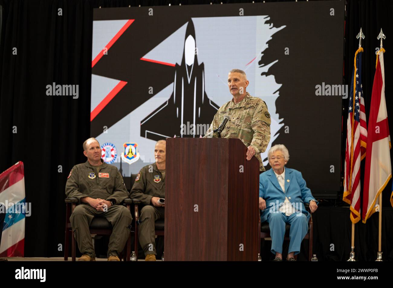 Brigadegeneral David Pritchett, Adjutant General der Alabama National Guard, spricht während einer Zeremonie im 187. Kampfflugzeug in Montgomery, Ala. Am 9. Februar 2024. Die F-35 ersetzen die F-16 Fighting Falcons, die ein langer Teil der Geschichte der 187th Fighter Wings waren. Luftwaffe Stockfoto