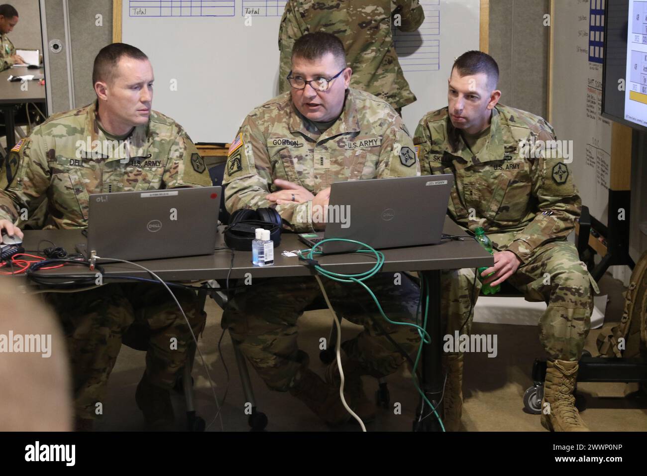 Soldaten, die dem 364. Expeditionary Sustainment Command der US Army zugewiesen wurden, nehmen an ihrer gipfelnden Trainingsübung im Februar 2024 in Fort Knox, Kentucky, Teil. Mitglieder der Einheit Marysville, Washington, werden den Einsatzkommando des 1. Theater Sustainment Command in Camp Arifjan, Kuwait, kommandieren. Stockfoto