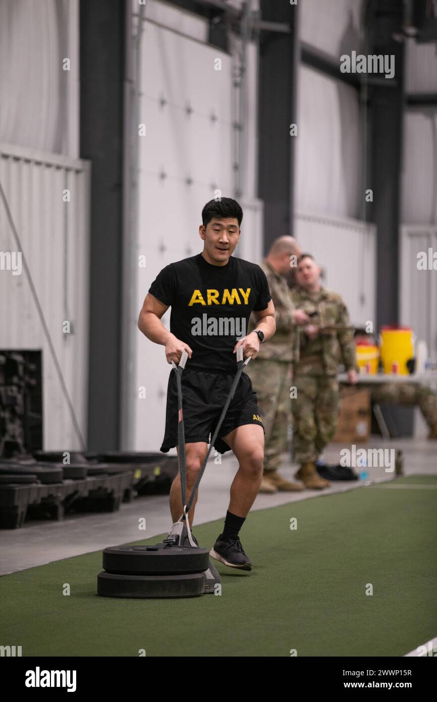 Der dritte Tag des 310. ESC Best Warrior Competition, 6. Februar 2024, bestand aus dem Army Combat Fitness Test, einer Patrouillengasse und Medien auf dem Schlachtfeld in Camp Atterbury, Indiana. 1. Lieutenant Inwoo Yi zog den 90-Pfund-Schlitten während des Sprint-Drag-Carry-Events des ACFT. Stockfoto