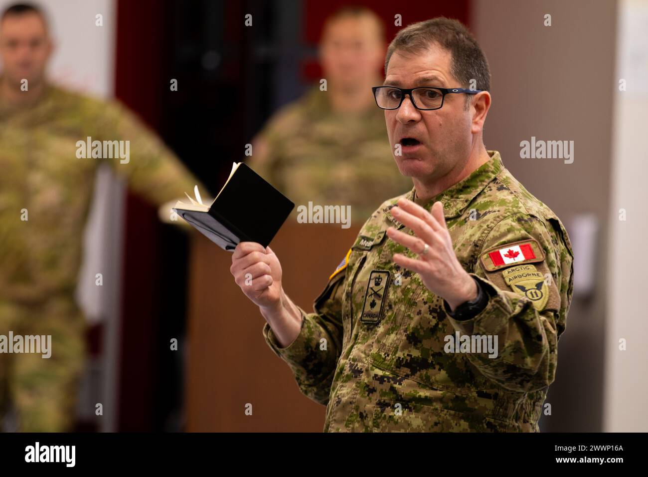 Brig Der Kanadischen Armee General Robert W. McBride, Deputy Commanding General of Operations für die 11. Luftlandedivision, erklärt die Rolle seines Elements bei der Übung 2024 Joint Pacific Multinational Readiness Command-Alaska (JPMRC-AK) bei einem Concept Meeting im Mission Command Training Center in Fort Wainwright, Alaska, 7. Februar 2024. JPMRC-AK ist in der Lage, Brigade-on-Brigade (plus)-Kräfte in den physischen und nicht-physischen Domänen zu bewältigen und dient als ultimatives Arktis-Trainings- und Testgelände für die US-Armee sowie Schwester- und alliierte Streitkräfte. Armee Stockfoto